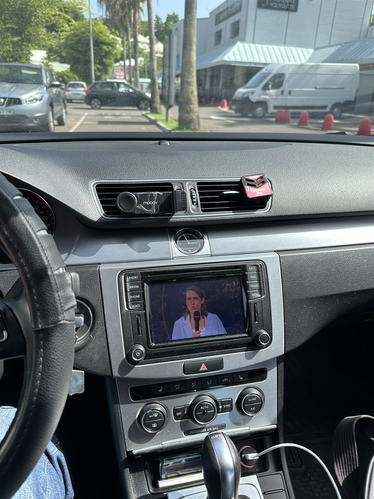 Le tableau de bord du taxi avec son écran de télévision allumé